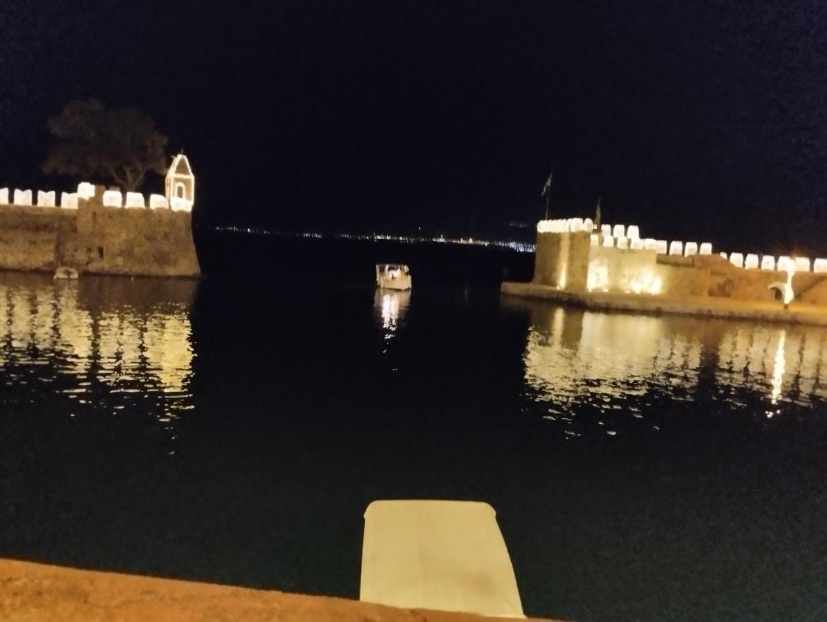纳弗帕克托斯Πέτρινο Στη Θάλασσα公寓 外观 照片