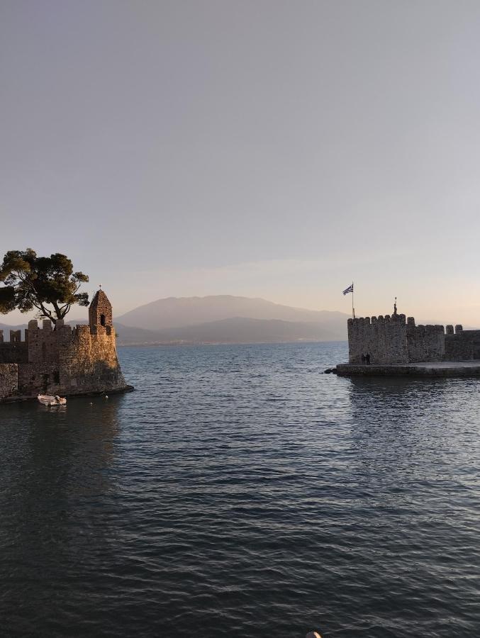 纳弗帕克托斯Πέτρινο Στη Θάλασσα公寓 外观 照片