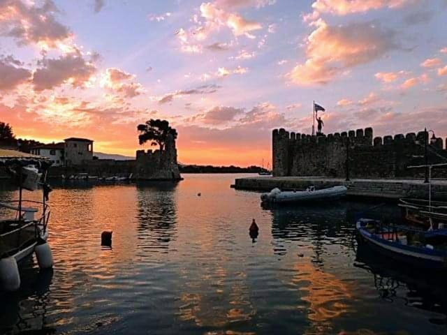 纳弗帕克托斯Πέτρινο Στη Θάλασσα公寓 外观 照片
