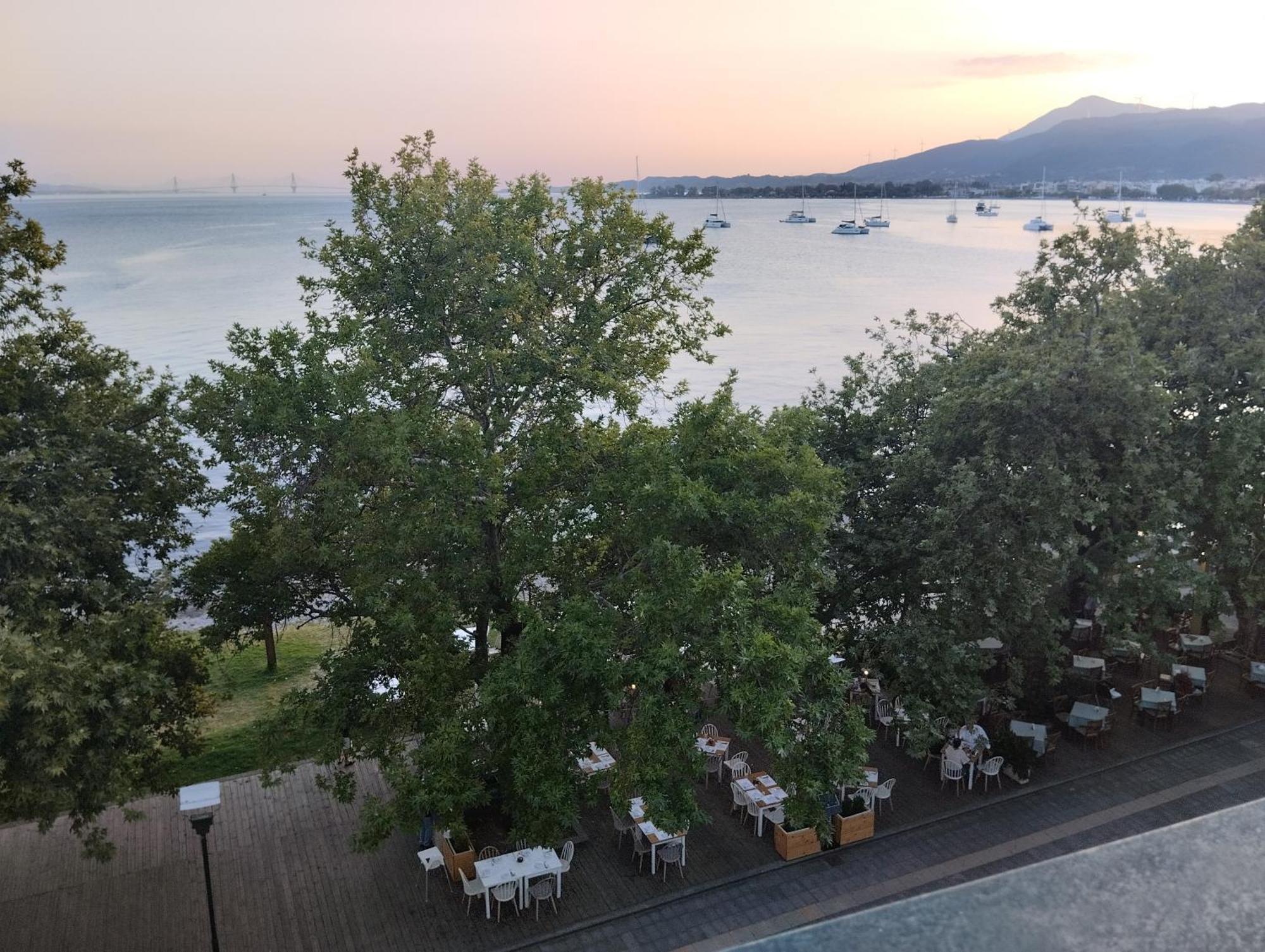纳弗帕克托斯Πέτρινο Στη Θάλασσα公寓 外观 照片